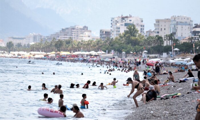 Antalya’da termometreler 41 dereceyi gösterdi, vatandaş denize koştu