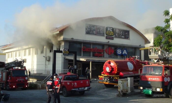 Antalya’da zincir markette çıkan yangın paniği