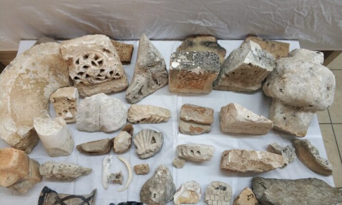 Antik kentler ve piyasadan topladıkları 274 parça tarihi eseri yurt dışına çıkaramadan yakalandılar