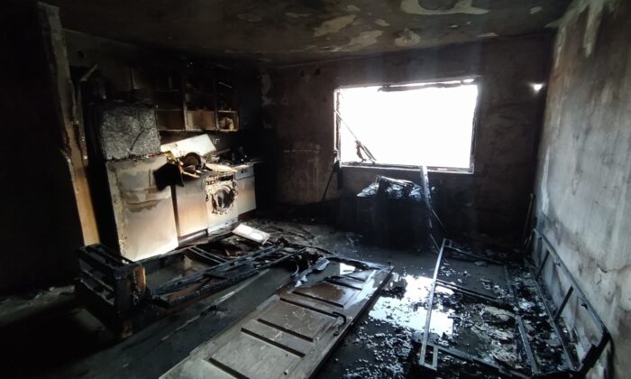 Apartman dairesinde yangın: 3 kişi dumandan etkilendi