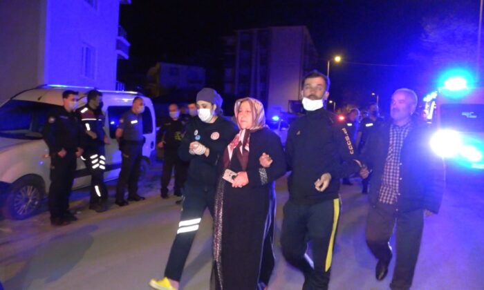 Apartmanda yangın paniği: 1’i bebek 4 kişi dumandan etkilendi