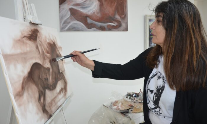 Araba garajını resim galerisine çevirdi