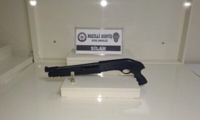 Arabadan etrafa tüfek gösterdiler, yakalandılar