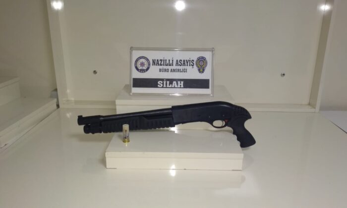 Arabadan etrafa tüfek gösterdiler, yakalandılar