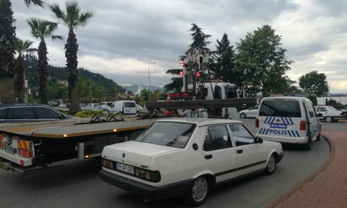 Arabası çekilen sürücüden sitem: “Tofaş havlusuna araba bağladılar”