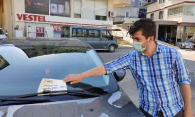 Aracın motor bölümünde sıkışan kedi için not bıraktı