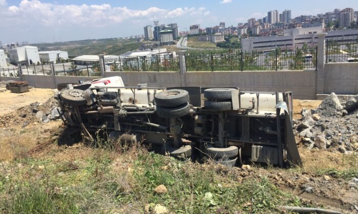 Aracın sıkıştırdığı su tankeri bariyerleri yıkıp toprak yola devrildi