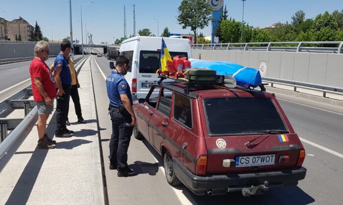 Aracıyla gezen turist şüphe üzerine ihbar edildi, polis herakete geçti