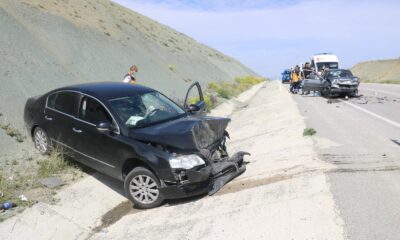 Araçlar kafa kafaya çarpıştı: 5 yaralı