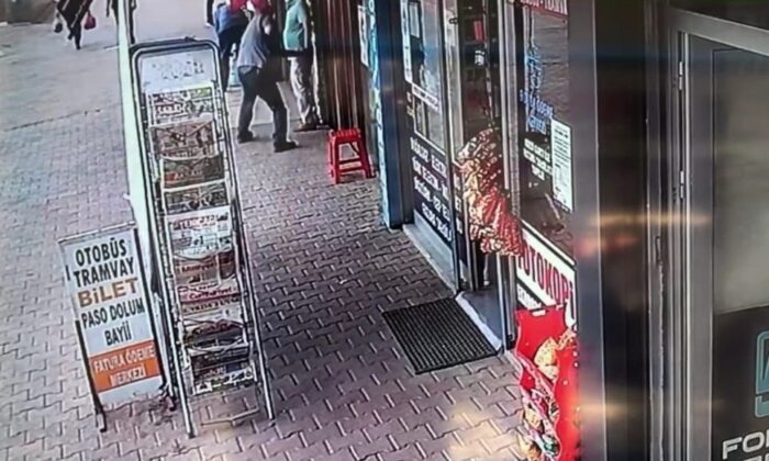 Aralarında husumet bulunan şahsı bıçakladı, o anlar kameraya yansıdı