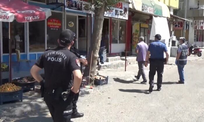 Aranan şahıslar ve göçmen kaçakçılığı uygulaması yapıldı