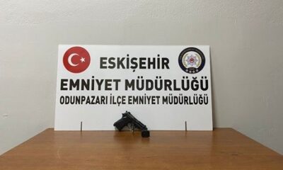 Aranması olan şahıs üzerindeki silahla yakalandı