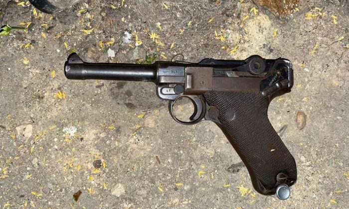 Aranması olan şahıs üzerindeki tabancayı yere atarak kaçmayı denedi