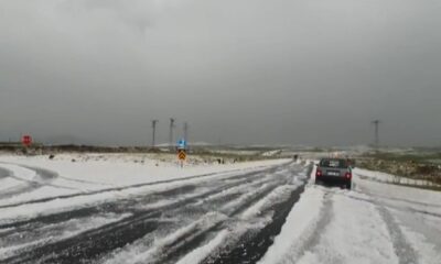 Ardahan bir anda beyaza büründü, araçlar yolda mahsur kaldı