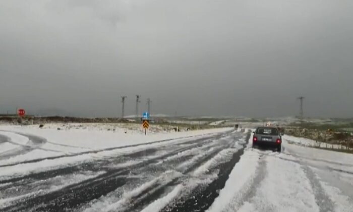 Ardahan bir anda beyaza büründü, araçlar yolda mahsur kaldı