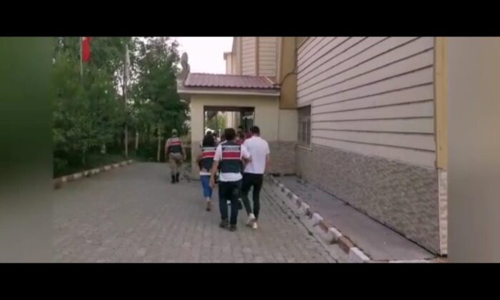 Ardahan’da göçmen kaçakçılığı operasyonu: 9 kişi tutuklandı