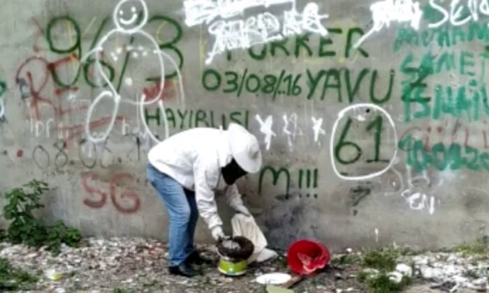 Arılarla başı dertte olan mahalleliyi yine o polis kurtardı