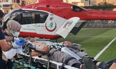 Arının soktuğu adam hava ambulansı ile hastaneye kaldırıldı