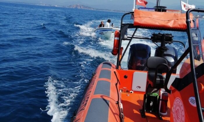 Arıza yapan teknede mahsur kalan 2 kişi kurtarıldı