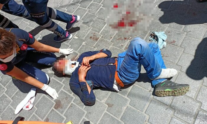 Arkadaşını bıçakladı, çatıdan kaçmak isterken yere düşerek ağır yaralandı