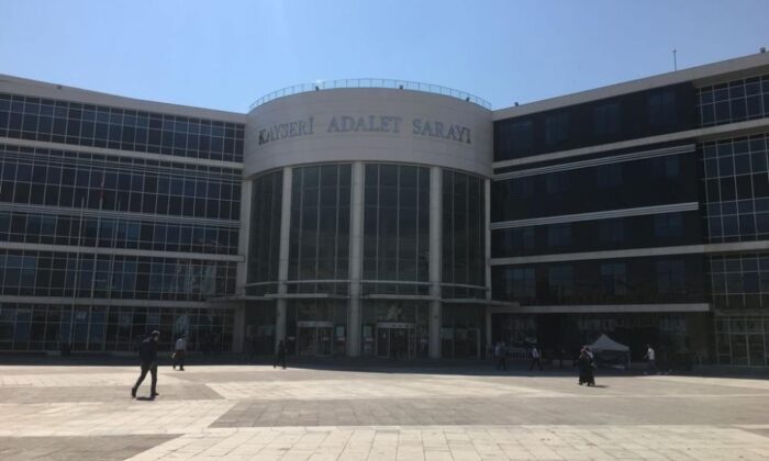 Arkadaşını boğazından bıçaklayarak yaralayan sanığa 6 yıl 10 ay 15 gün hapis cezası