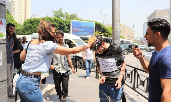 Arkadaşını direğe bağladı, parayla tokat attırıp, kafasında yumurta kırdırttı