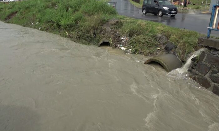 Arnavutköy’de dere taştı: Bodrum katında bulunan 4 daireyi su bastı