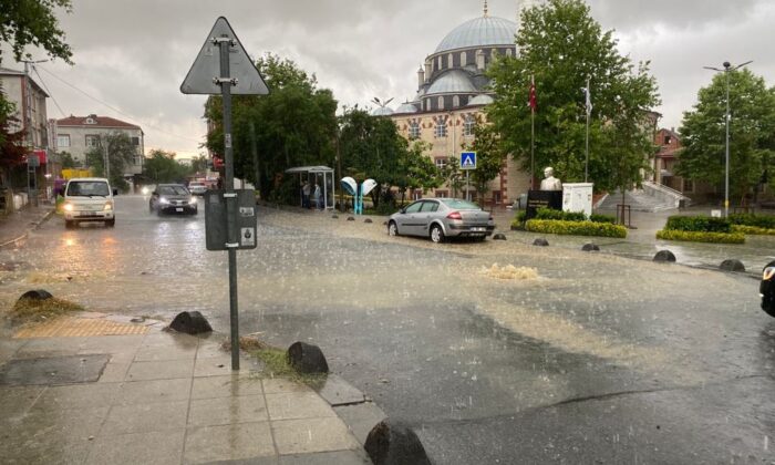 Arnavutköy’de etkili olan yağmur inşaat alanını göle çevirdi