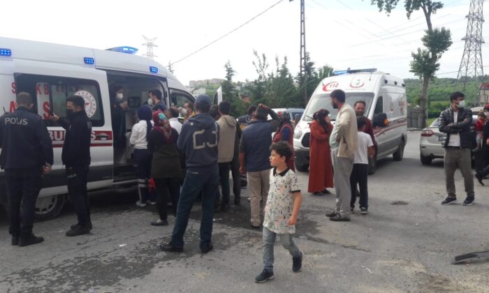 Arnavutköy’de freni boşalan minibüs inşaat iskelesine çarptı: 3 yaralı