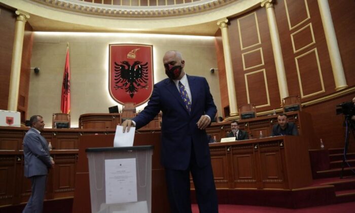 Arnavutluk Meclisinden, Cumhurbaşkanı Meta’nın görevden alınmasına onay