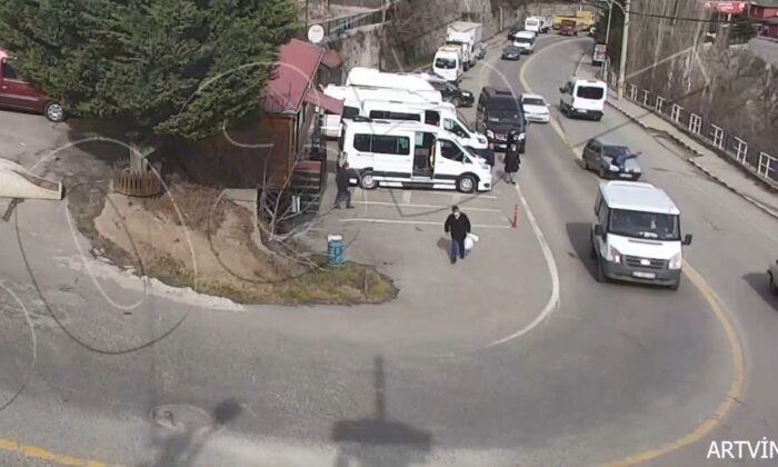 Artvin’de yolun karşısına geçmek isteyen yayaya 2 saniye içinde iki araç çarptı