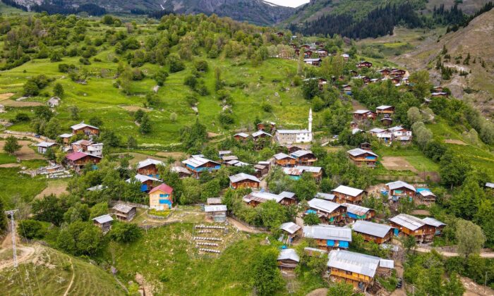 Artvin’deki 2 bin rakımlı Maden köyü ahşap mimarisi, kültürü ve doğasıyla ilgi çekiyor