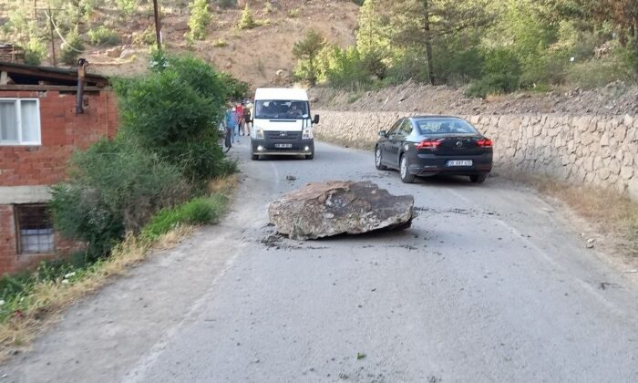 Artvin’in Yusufeli ilçesinde yol inşaatı sırasında yapılan patlatmada facianın eşiğinden dönüldü