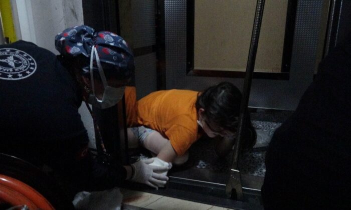 Asansörde dehşet anları: 10 yaşındaki kızın kolu asansöre sıkıştı