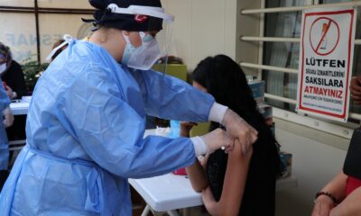 Aşı yaptıran esnafa kolonya ve maske hediye edildi