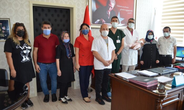 Aşılama yoluyla bebek sahibi olanlar, tedavi gördükleri hastanede doktorlarla bir araya geldi