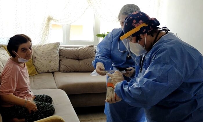 Aşılamada Türkiye 1’incisi olan Edirne’de, evde aşı ekipleri seferber oldu