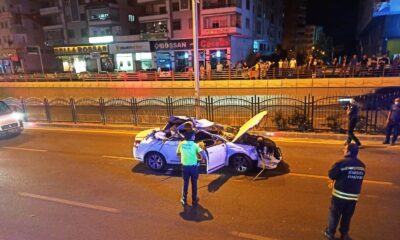 Aşırı hız nedeni ile tıra arkadan çarptı, hurdaya dönen araçtan sağ kurtuldu
