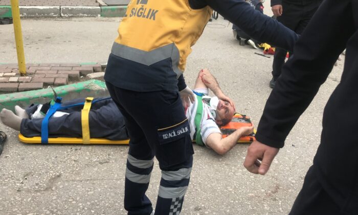 Aşırı hızlı otomobil otobüs durağına daldı: 1’i çocuk 5 kişiyi ezdi