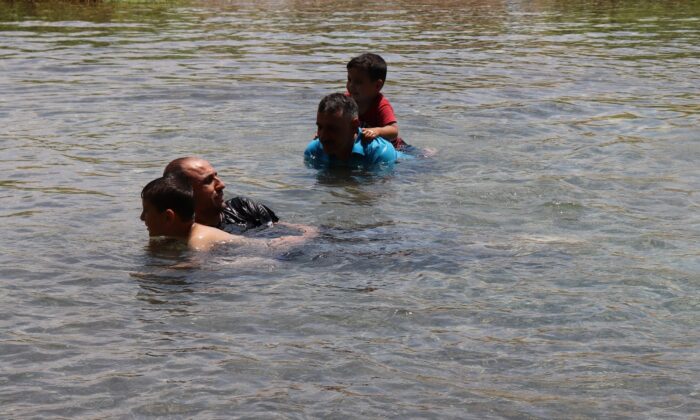 Aşırı sıcaklardan bunalan Arabanlılar çay suyuna akın etti