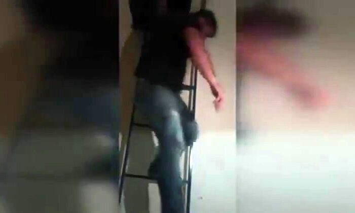 Ataşehir’de kumar baskınında tavan arasına saklanan kişiler kamerada