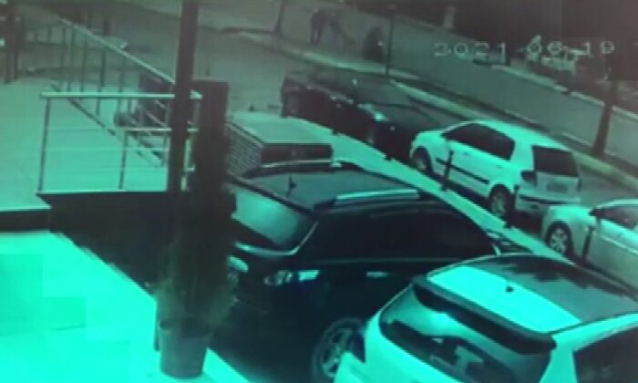 Ataşehir’de motosiklet ile elektrikli scooterın çarpıştığı anlar kamerada