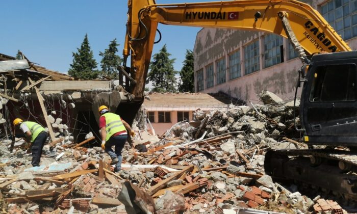 Atatürk Kapalı Yüzme Havuzunda yıkım işlemleri başladı