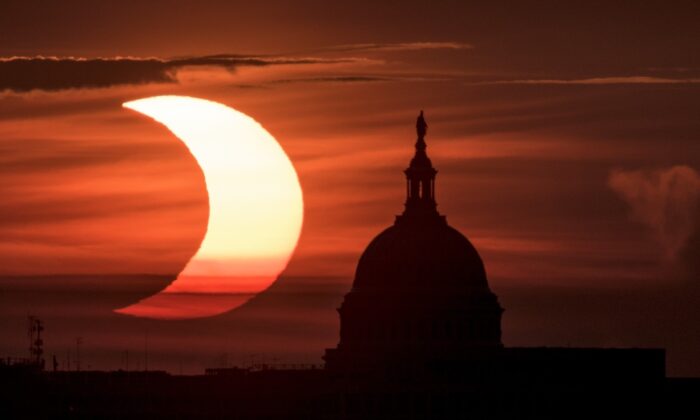 “Ateş Çemberi” Güneş tutulması gerçekleşti