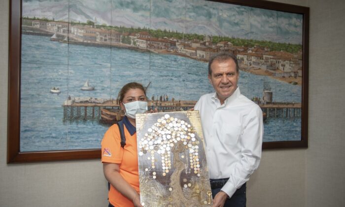 Atıkları sanat eserine dönüştürüyor