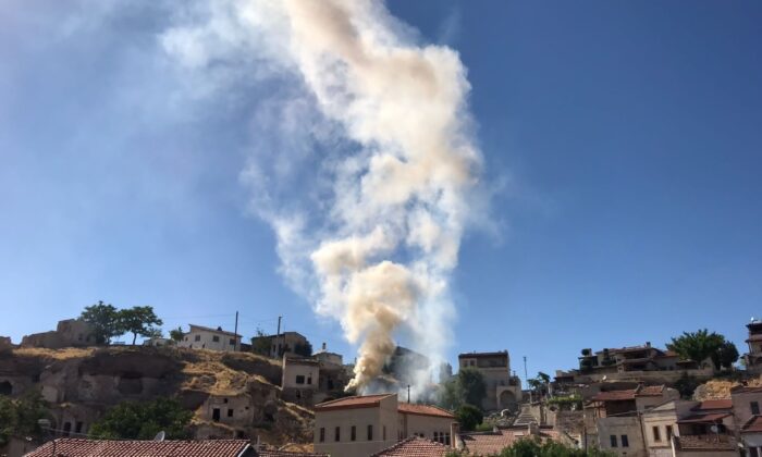 Avanos’ta metruk alanda çıkan yangın esnafın da yardımıyla söndürüldü