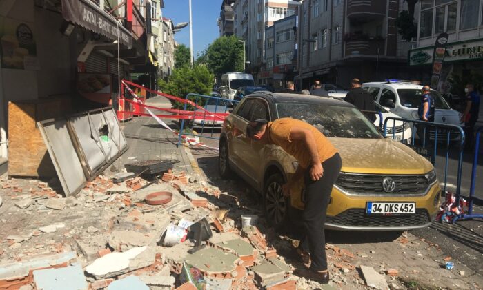 Avcılar’da 2 balkonu çöken 42 yıllık bina havadan drone ile görüntülendi