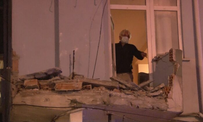 Avcılar’da gece yarısı 7 katlı bir binanın iki balkonu çöktü