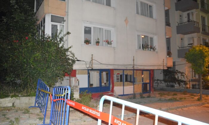 Avcılar’da kolonları çatlayan bina tedbir amacıyla boşaltıldı