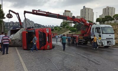 Avcılar’da metal hurda taşıyan kamyon devrildi: 1 yaralı